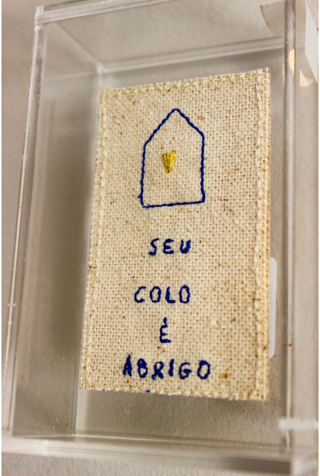 Quadro Acrilico Bordado Seu Colo e Abrigo Mercatto -2-